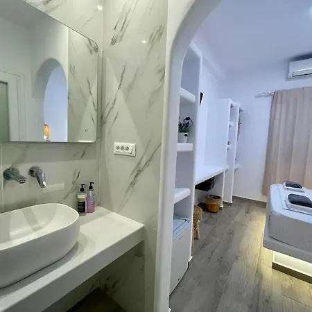 Alexandra Suites & Rooms - Mykonos Port * Mykonos Town